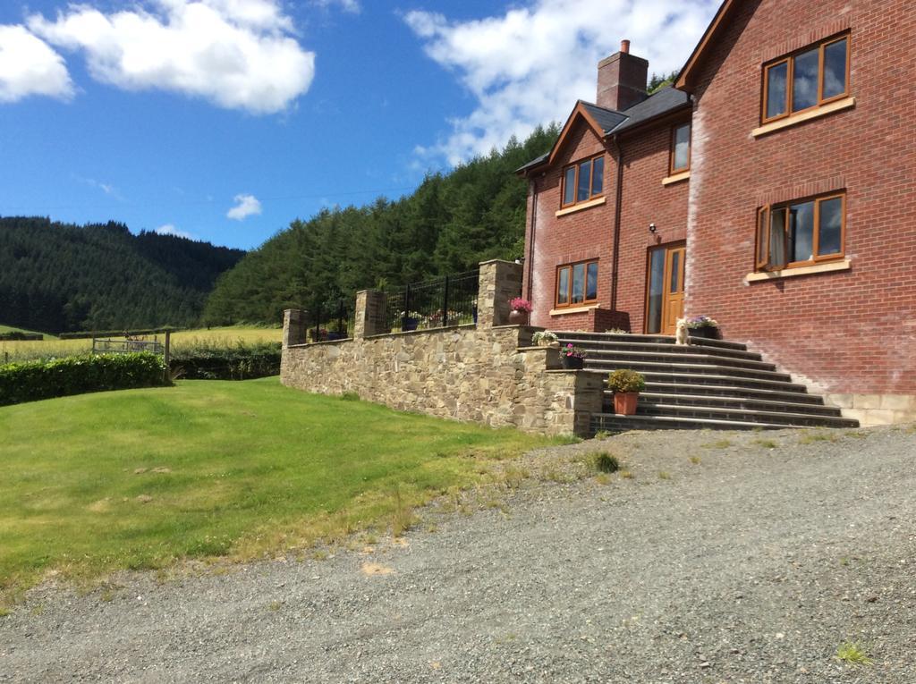 劳雷尔班可住宿加早餐旅馆 Abbey-Cwmhir 外观 照片